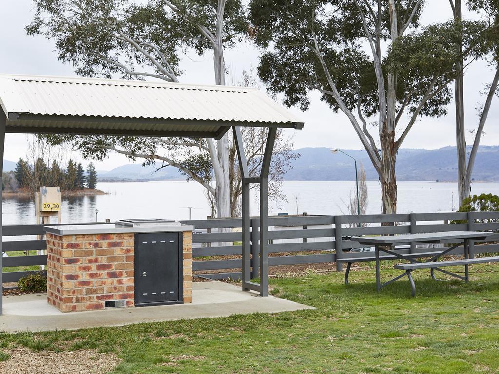 Готель Nrma Jindabyne Holiday Park Екстер'єр фото